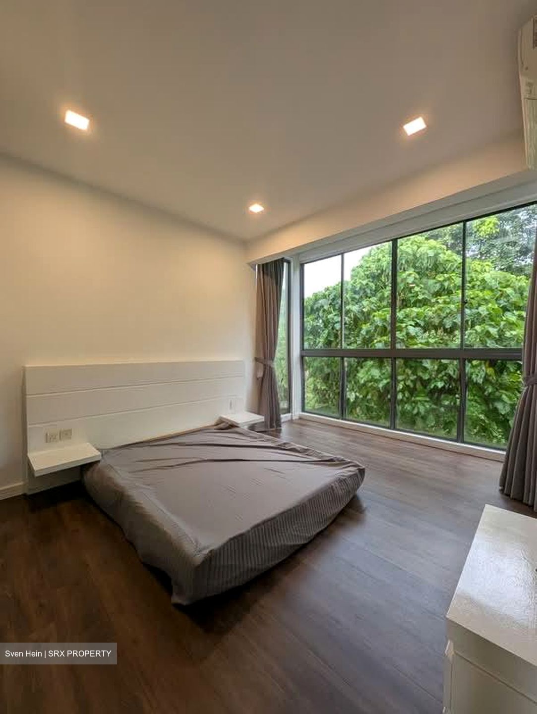 La Suisse (D11), Terrace #560725841